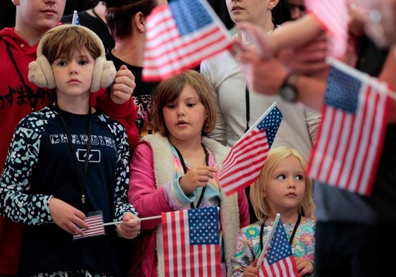 Familias sudafricanas blancas son recibidas por miembros del Gobierno en el aeropuerto de Dulles, en Washington.