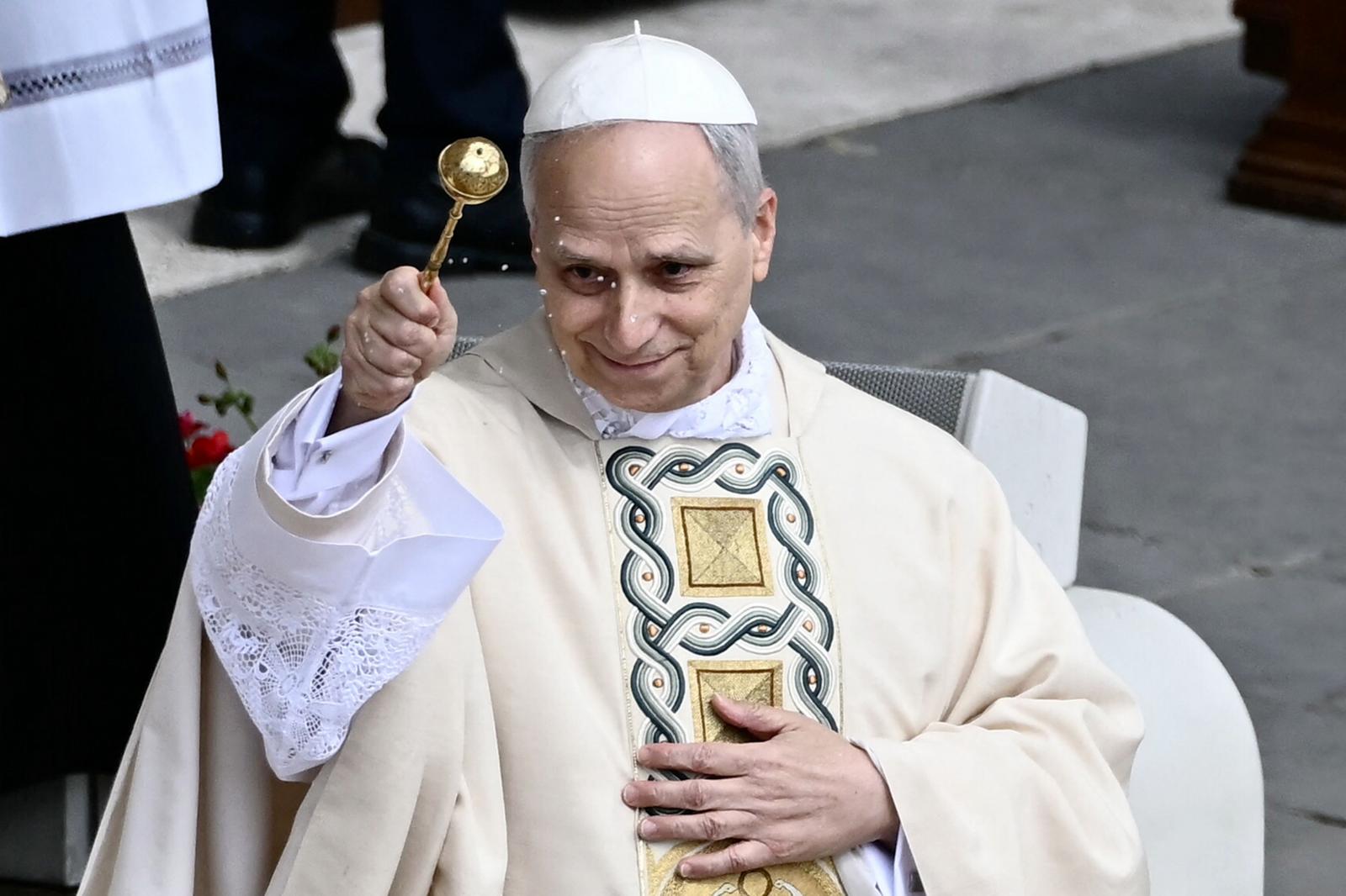 El Papa León XIV bandice a los fieles durante la misa.