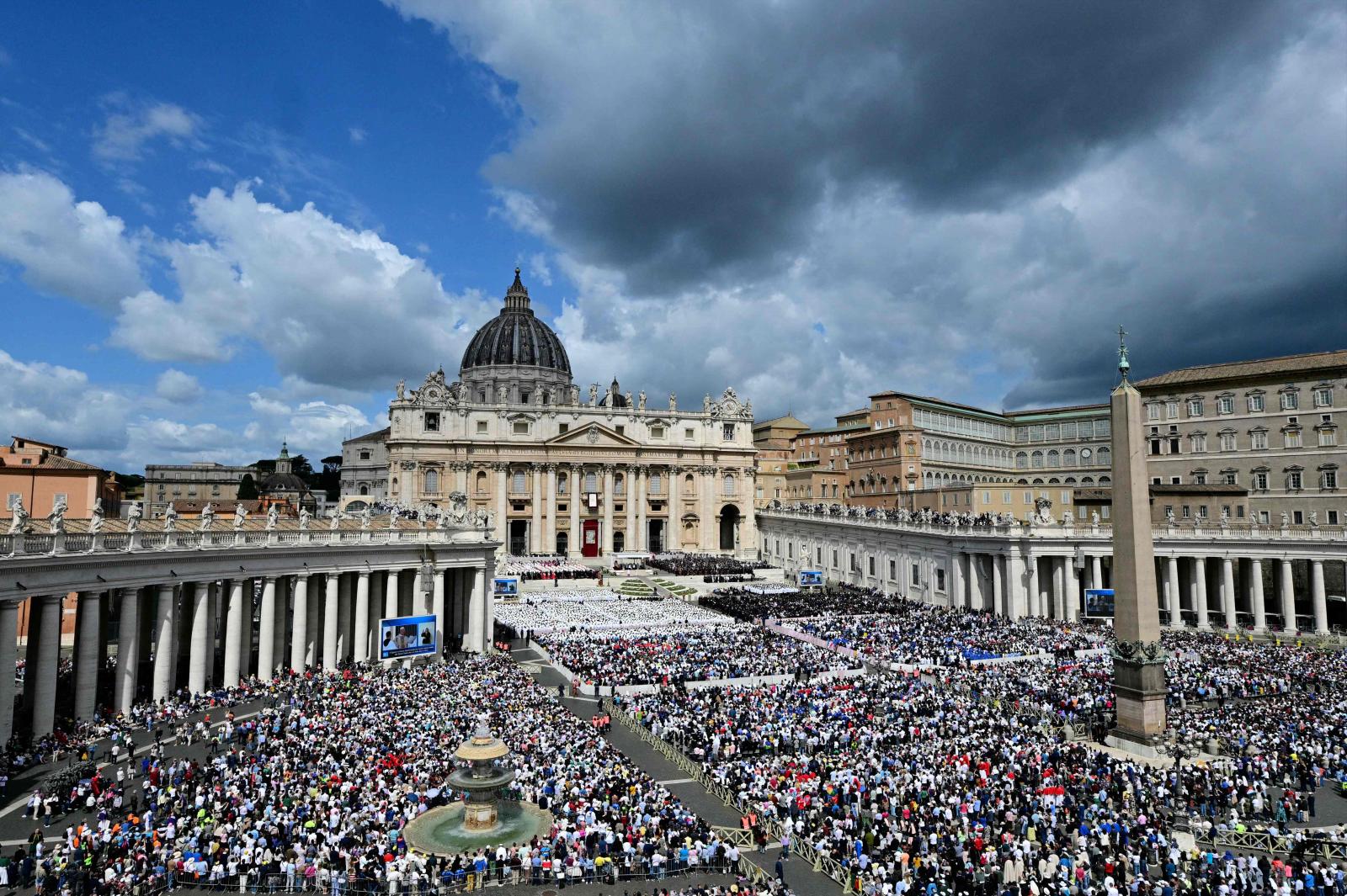 Miles de personas abarrotan la plaza de San pedro, que se ha quedado pequeña.