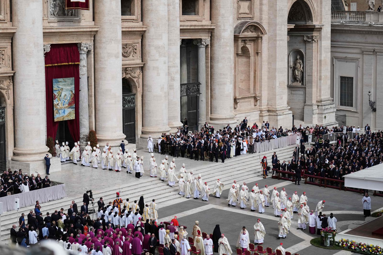 Los cardenales salen de San pedro del varicano antes del comienzo de la misa. 