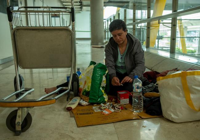 Cristina vive en el aeropuerto desde hace cinco meses.