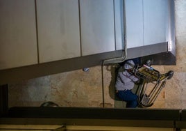 La mayoría sale de la estructura, aunque otros prefieren quedarse con sus pertenencias entre los viajeros