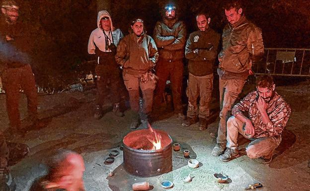 Los participantes en cursos de supervivencia aprenden a hacer fuego.
