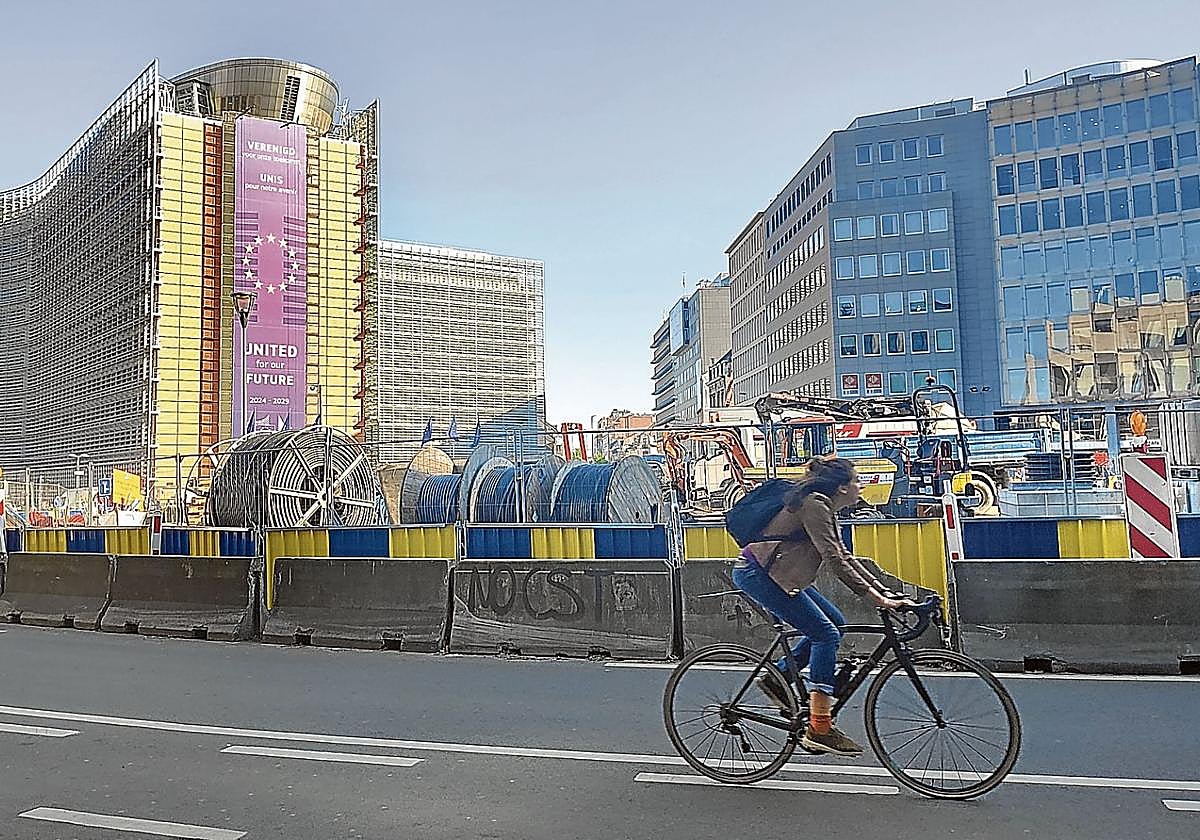 El edificio de la Comisión Europea, rodeado de vallas en la rotonda de Schuman, en Bruselas.