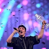 JJ recibe el micrófono de cristal.