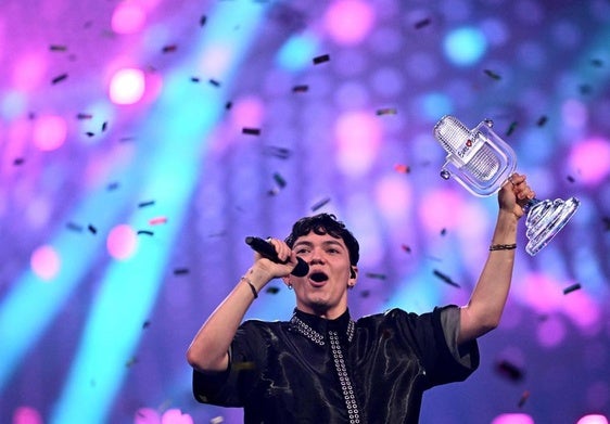 JJ recibe el micrófono de cristal.