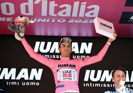 Isaac del Toro, en el podio del Giro vestido con la maglia rosa.