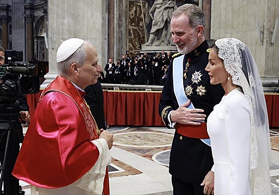 Los Reyes encabezan la delegación española en la misa de inicio del pontificado de León XIV