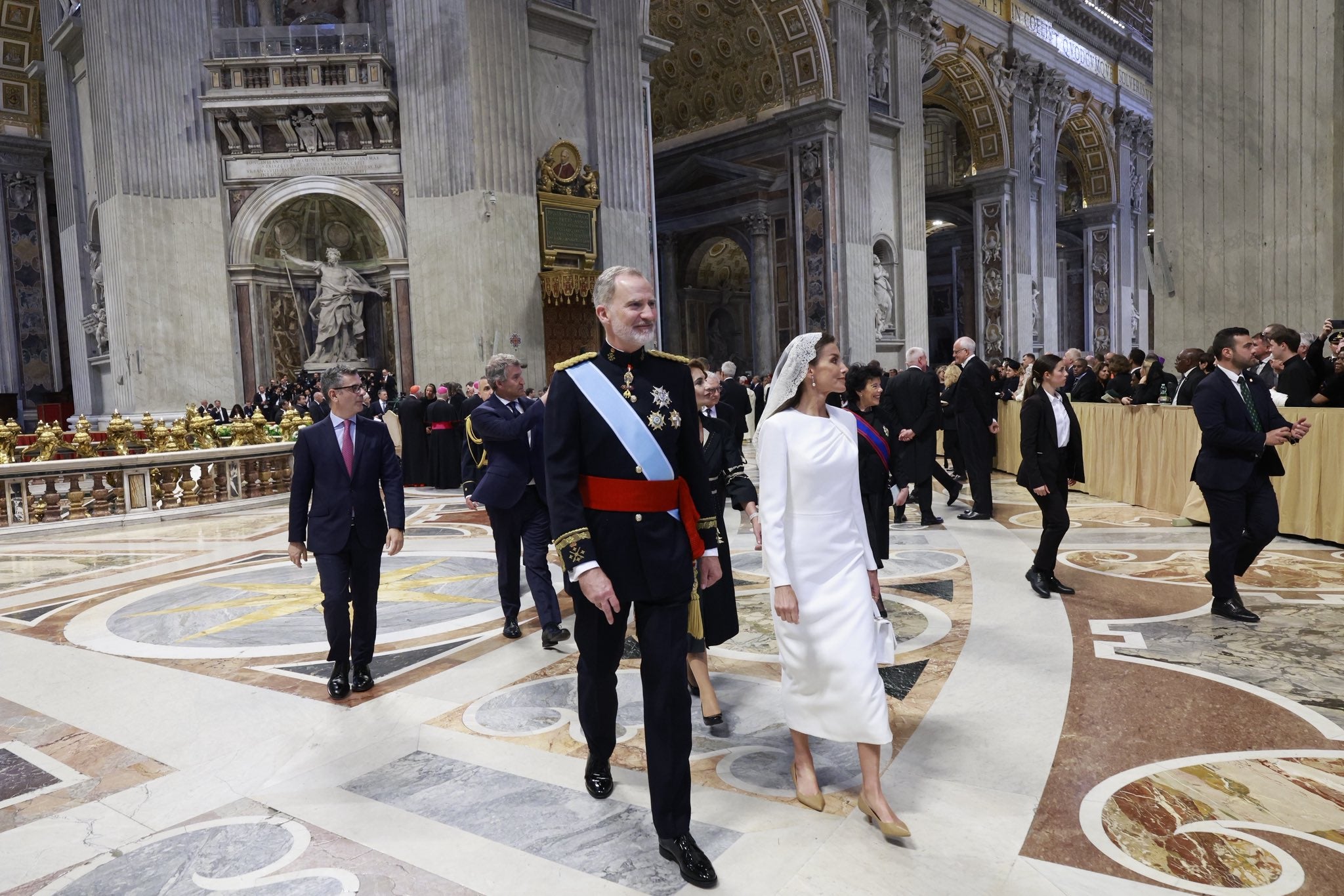 Los Reyes encabezan la delegación española en San pedro del vaticano.