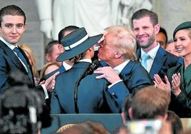 El patriarca Trump durante su jura del cargo rodeado por sus hijos.