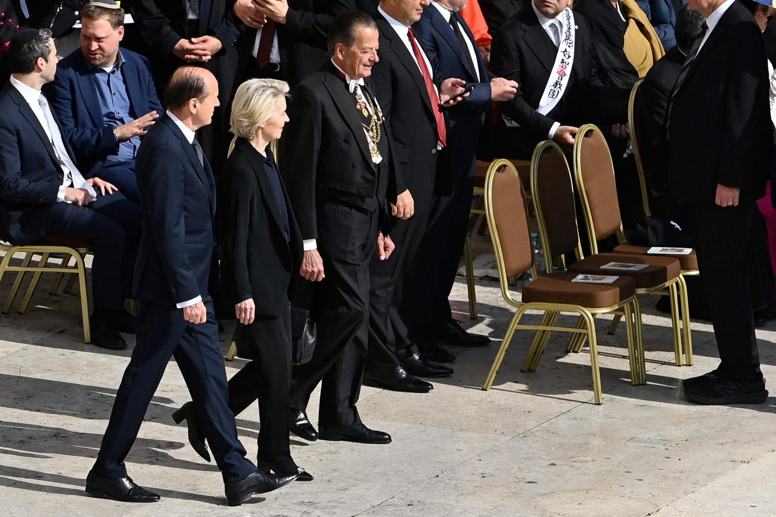 La presidenta de la Comisión Europea, Ursula Von der Leyen, llega a la misa.
