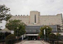 Fachada principal del Hospital Virgen de Valme de Sevilla, donde le fue diagnosticado el cáncer.
