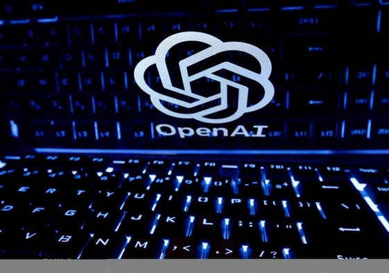 Logo de OpenAI, creadora de Chat-GPT, sobre un ordenador.