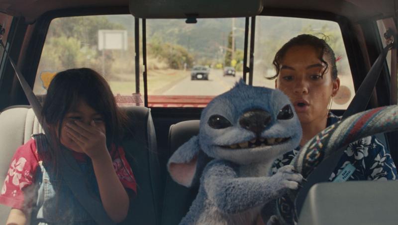 Maia Kealoha y Sydney Agudong, con Stitch.