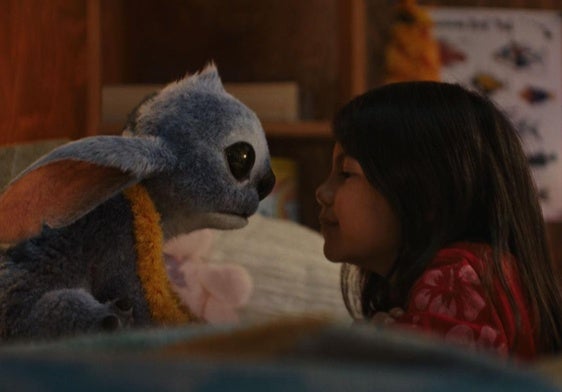Stitch y la pequeña Maia Kealoha, en el papel de Lilo.