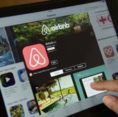 Consumo bloquea 66.000 anuncios ilegales de pisos anunciados por Airbnb