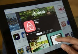Consumo bloquea 66.000 anuncios ilegales de pisos anunciados por Airbnb