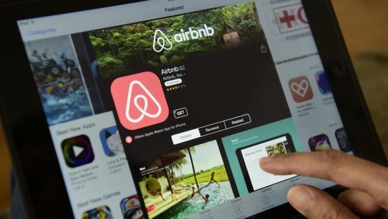 Consumo bloquea 66.000 anuncios ilegales de pisos anunciados por Airbnb