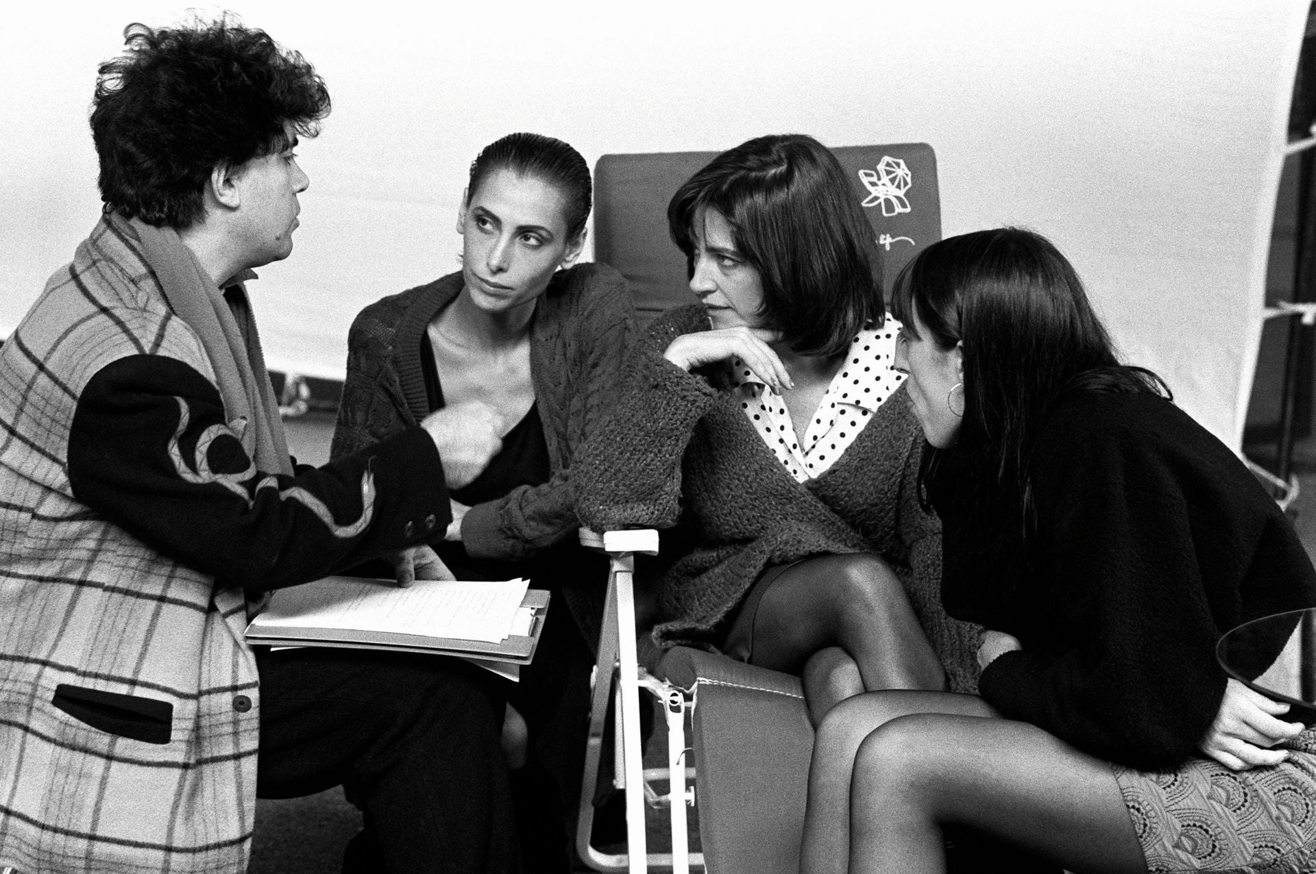 Pedro Almodóvar con las actrices María Barranco, Carmen Maura y Rossy de Palma. Madrid, 1987.