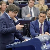 Carles Puigdemont, bajo la mirada del presidente Pedro Sánchez en una sesión del Europarlamento en diciembre de 2023.