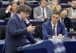 Carles Puigdemont, bajo la mirada del presidente Pedro Sánchez en una sesión del Europarlamento en diciembre de 2023.
