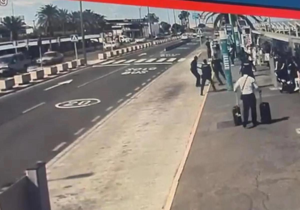 Imagen principal - El vídeo del tiroteo en el aeropuerto de Gran Canaria en el que murió el joven migrante: tenía billete para volver a Gambia el día 22