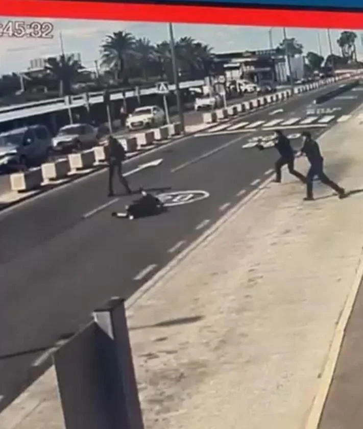 Imagen secundaria 2 - El vídeo del tiroteo en el aeropuerto de Gran Canaria en el que murió el joven migrante: tenía billete para volver a Gambia el día 22