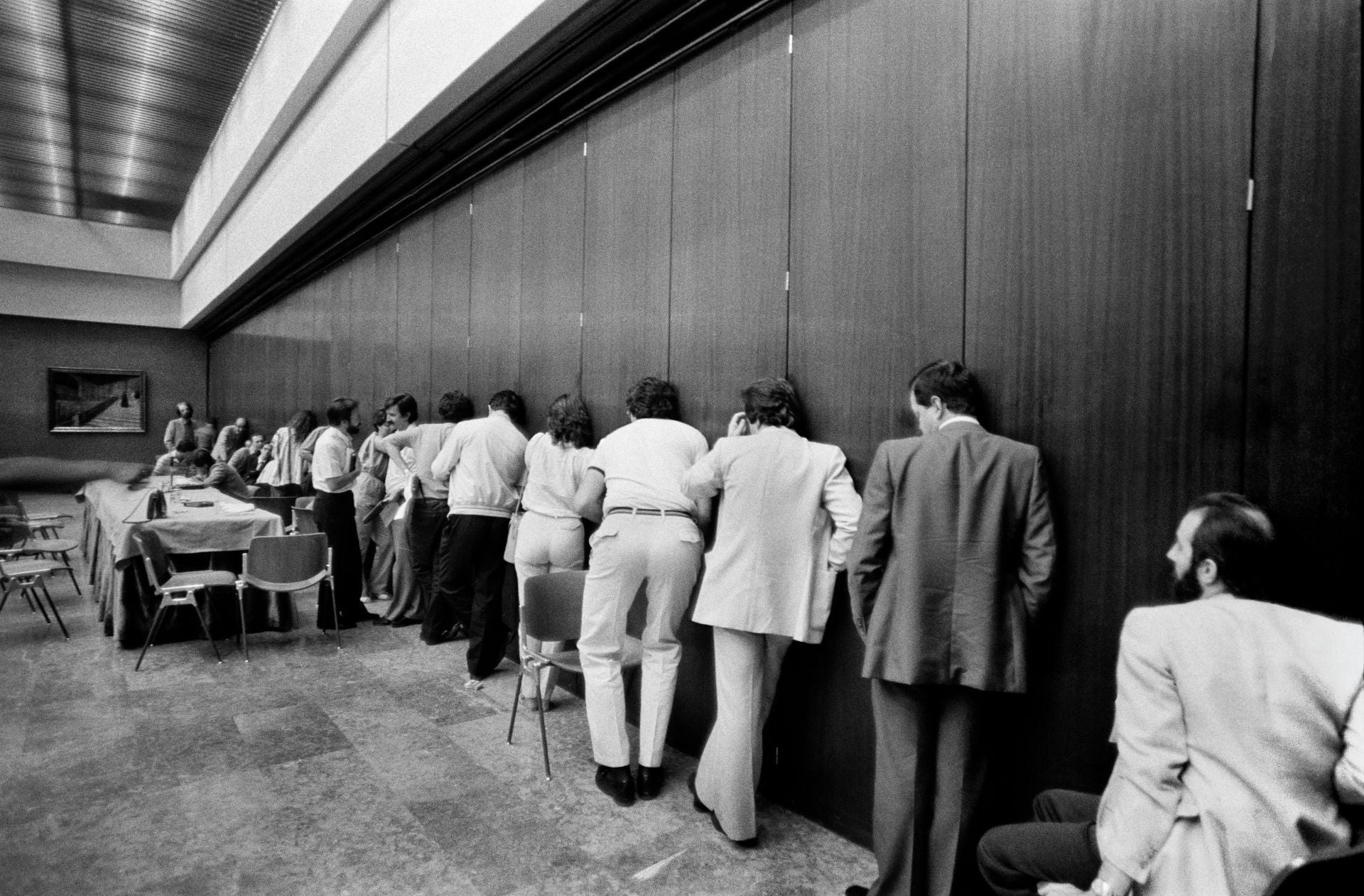 Periodistas concentrados en busca de información durante una reunión a puerta cerrada del Consejo político de la UCD. Madrid, 1982.