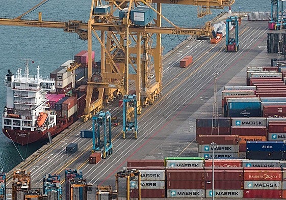 Zona portuaria de Barcelona de carga y descarga de containers y mercancías.