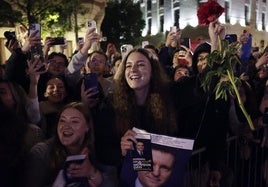 Simpatizantes de Nicusor Dan celebran su triunfo en Bucarest.