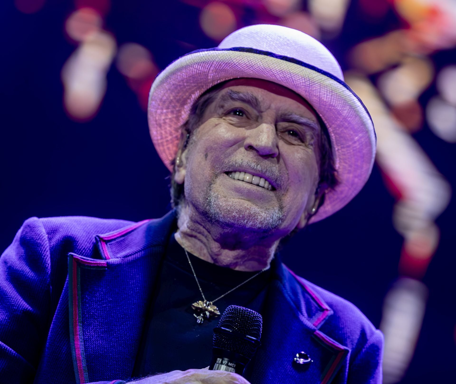 Ana Görüntü - Üst fotoğrafta, Joaquín Sabina, konserde gözle görülür şekilde heyecanlandı; Aşağıda, Madrid'deki sanatçıya verilen bir halk; Sonunda, şarkıcı -songwriter sahneden selamlama.