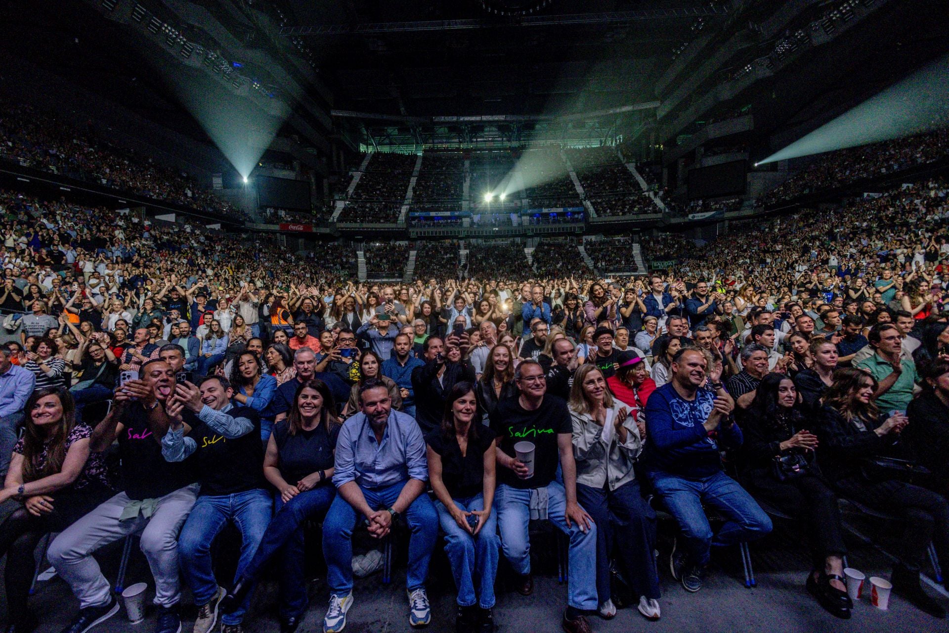 İkincil Görüntü 1 - Üst fotoğrafta, Joaquín Sabina, konserde gözle görülür şekilde heyecanlandı; Aşağıda, Madrid'deki sanatçıya verilen bir halk; Sonunda, şarkıcı -songwriter sahneden selamlama.