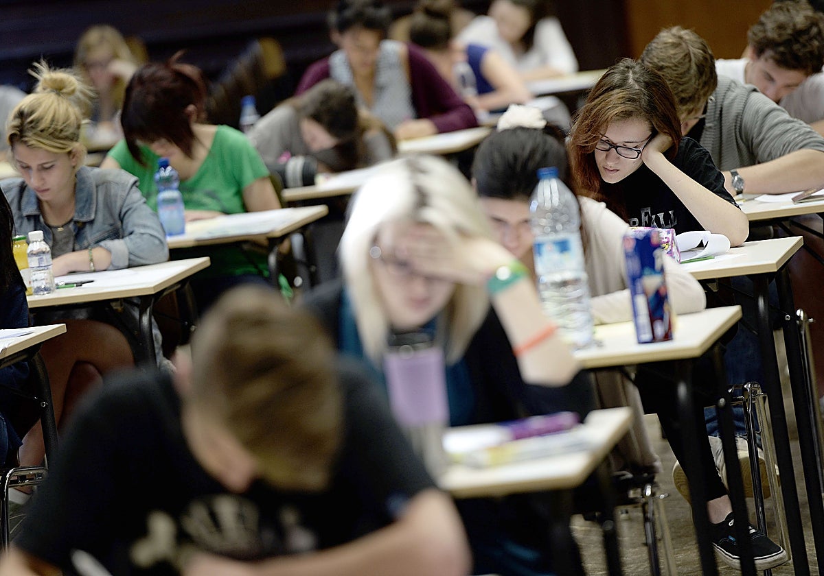 Un grupo de alumnos realiza las pruebas de acceso a la universidad.