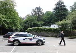 Un agente de la Ertzaintza, esta mañana en el parking de Ulia, lugar donde han ocurrido los hechos investigados.