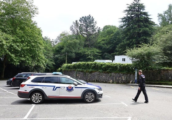 Un agente de la Ertzaintza, esta mañana en el parking de Ulia, lugar donde han ocurrido los hechos investigados.