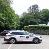Un agente de la Ertzaintza, esta mañana en el parking de Ulia, lugar donde han ocurrido los hechos investigados.