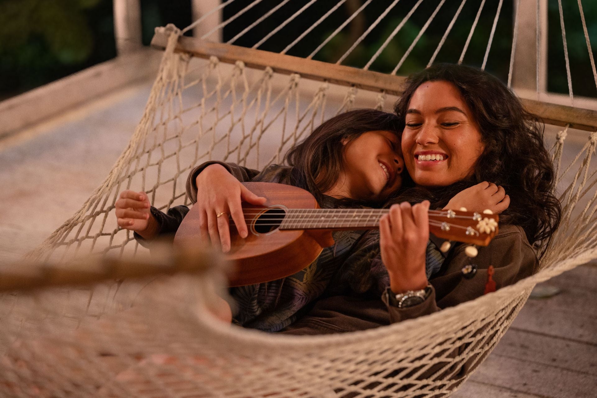 Imagen secundaria 1 - Arriba, Billy Magnussen y Zach Galifianakis; debajo, Maia Kealoha, Sydney Agudong y Tia Carrere.