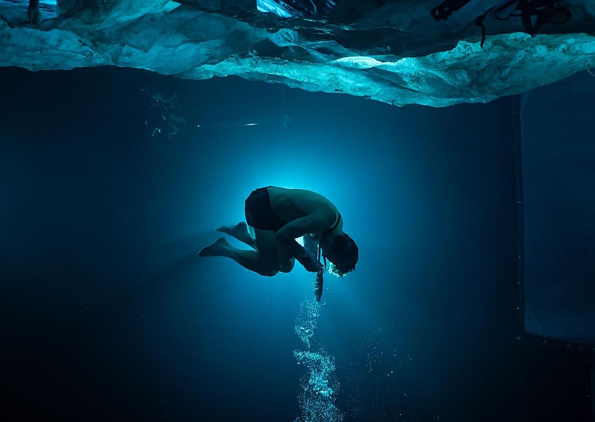 Imagen secundaria 1 - Tom Cruise, en otros dos momentos impactantes de la película, y Hannah Waddingham, que interpreta a la admirante Neely.