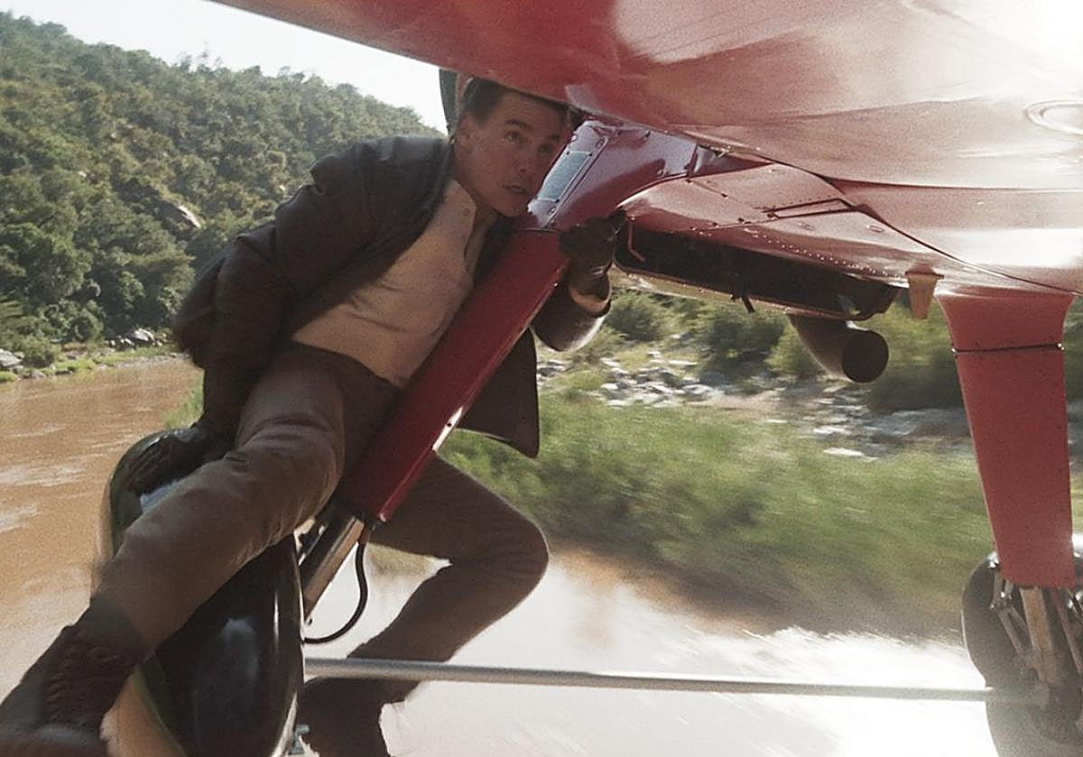 Imagen principal - Tom Cruise, en otros dos momentos impactantes de la película, y Hannah Waddingham, que interpreta a la admirante Neely.