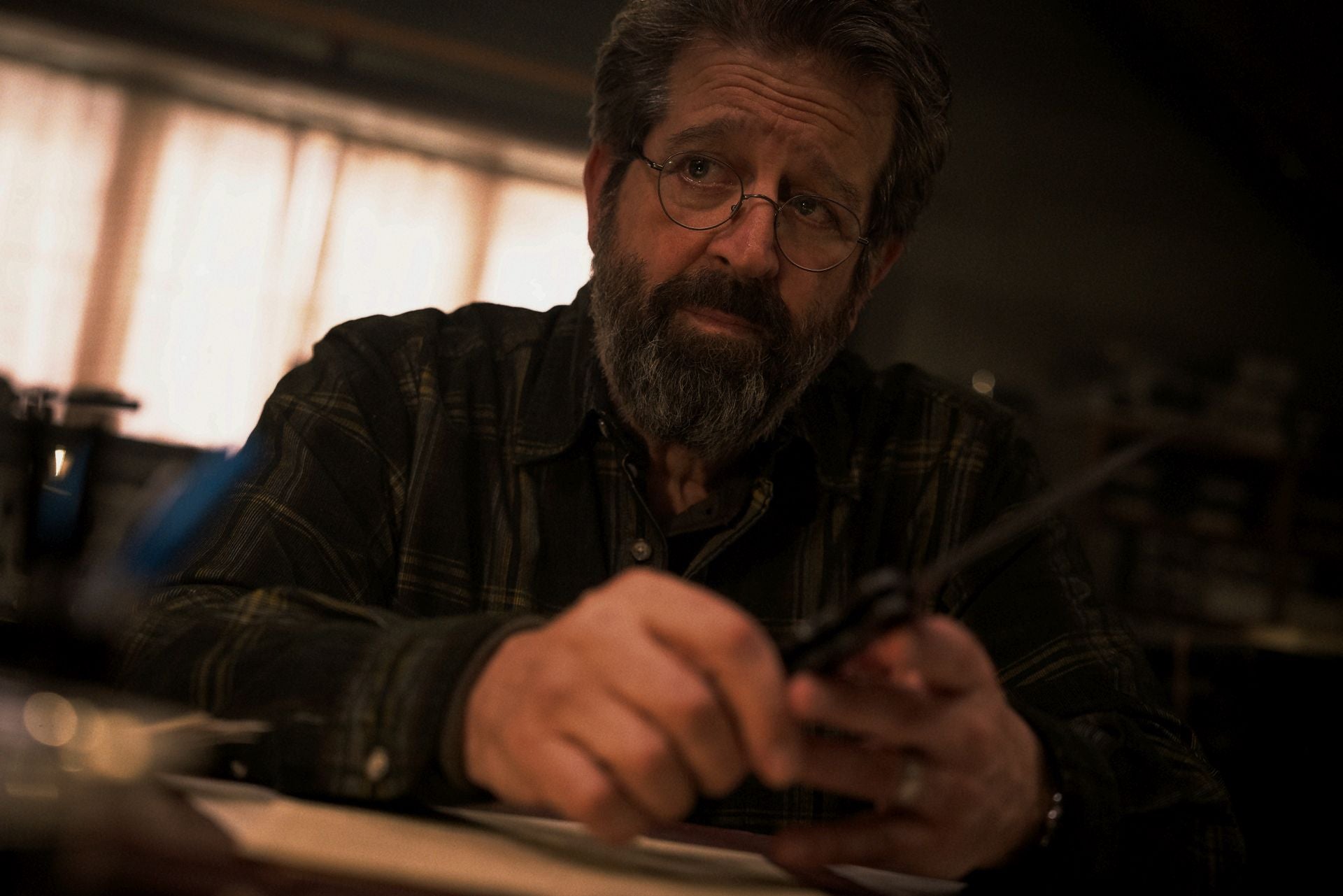 Imagen secundaria 1 - Arriba, el director Christopher McQuarrie, junto a Ving Rhames y Tom Cruise; debajo Rolf Saxon, que vuelve a interpretar a William Donloe, personaje de la primera entrega, y Angela Bassett, que da vida a la presidente estadounidense.