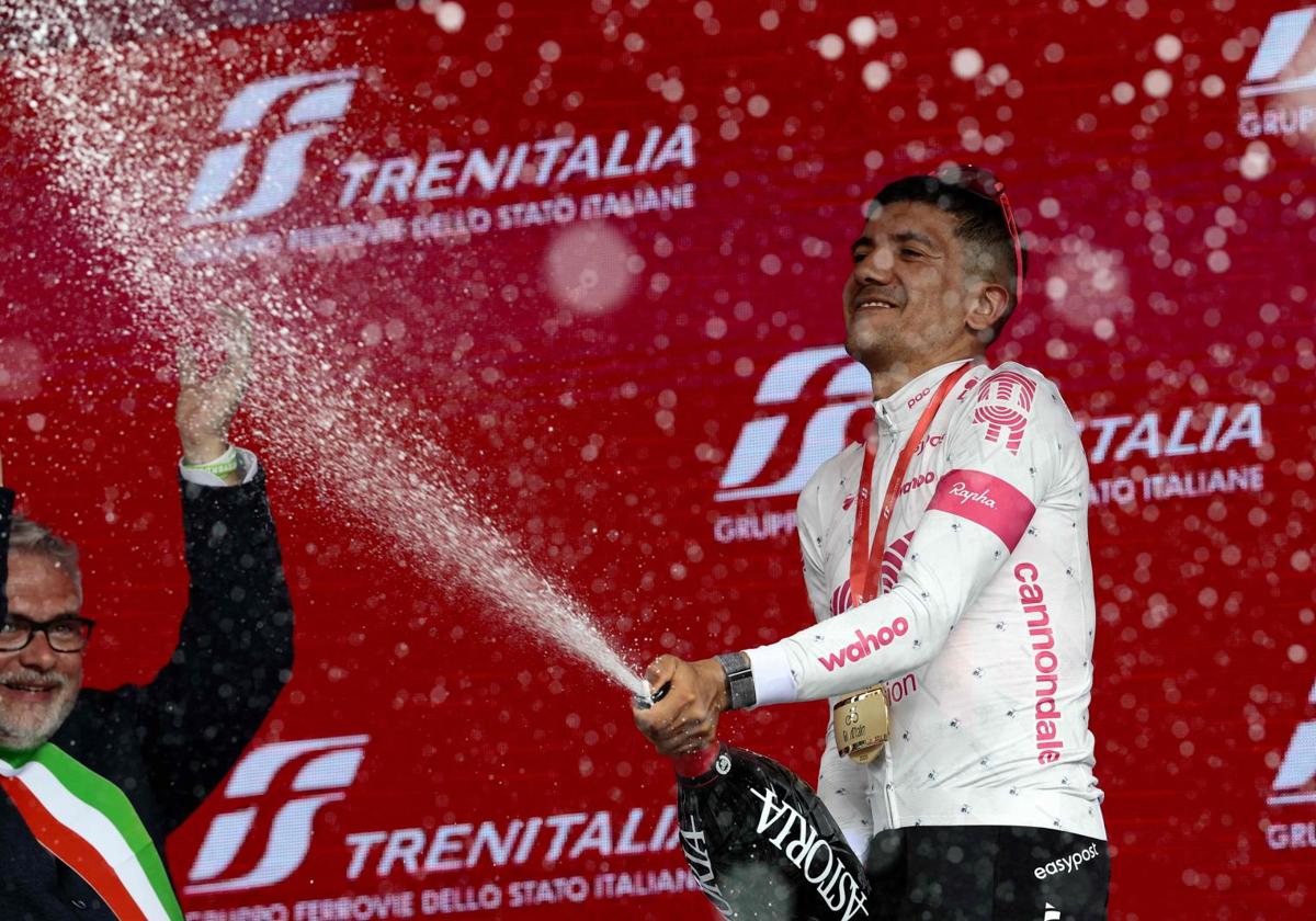 Richard Carapaz, en el podio tras adjudicarse la undécima etapa del Giro.