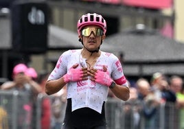 Richard Carapaz cruza la línea de meta para ganar la udécima etapa del Giro.