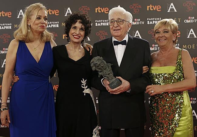 Mariano Ozores posando con su Goya de Honor, acompañado por sus sobrinas Emma y Adriana Ozores y su esposa Teresa Arcos en 2016.
