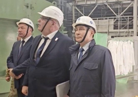 El presidente ruso, Vladímir Putin, recorrió el martes la central nuclear de Kursk durante su visita a la región.