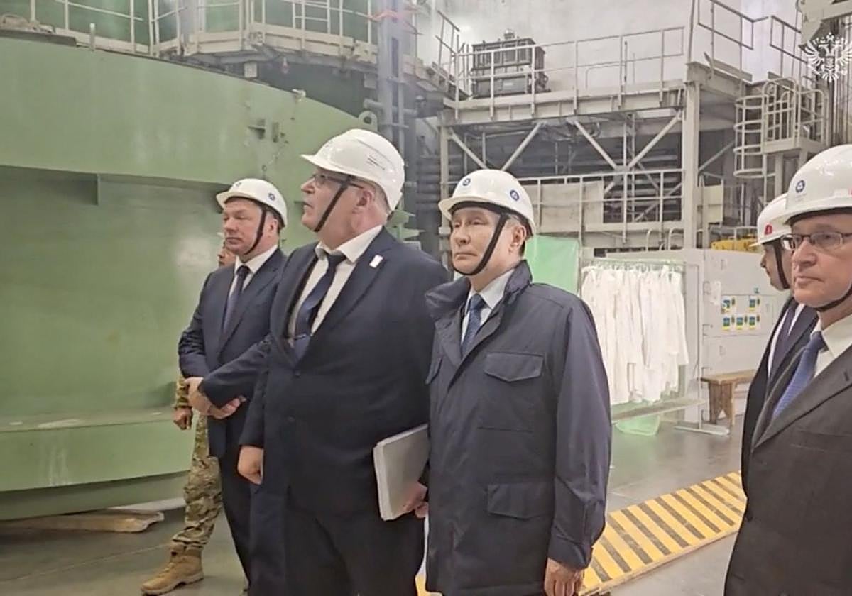 El presidente ruso, Vladímir Putin, recorrió el martes la central nuclear de Kursk durante su visita a la región.