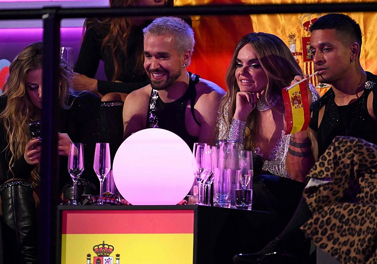 Melody, junto a la delegación española, en la final de Eurovisión.