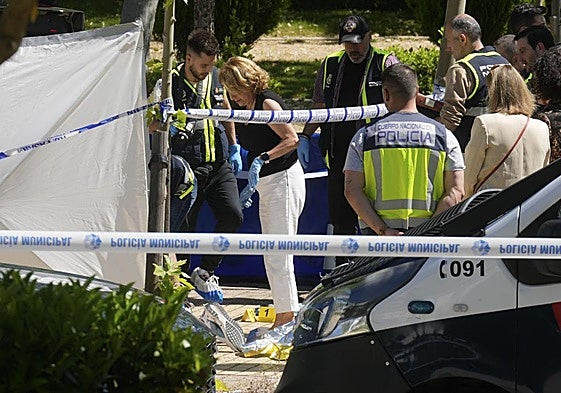 La Policía Nacional trabaja en el lugar donde este miércoles ha sido asesinado Andréi Portnov, de 52 años de edad