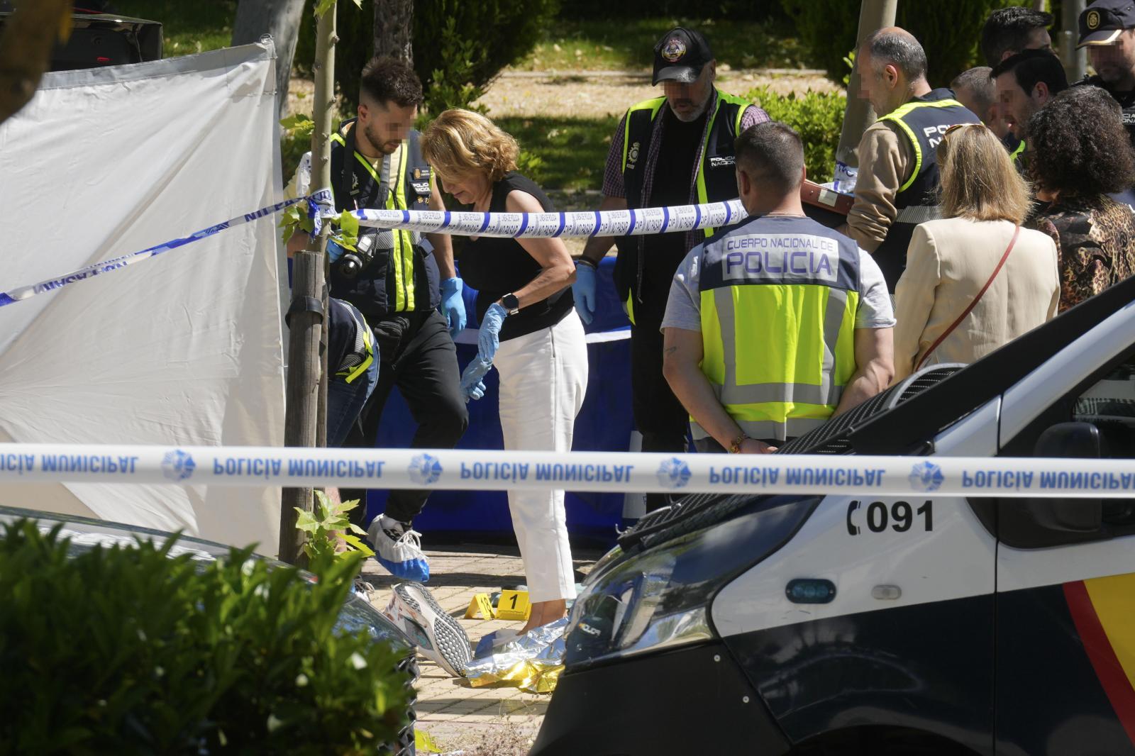 La Policía Nacional trabaja en el lugar donde este miércoles ha sido asesinado Andréi Portnov, de 52 años de edad