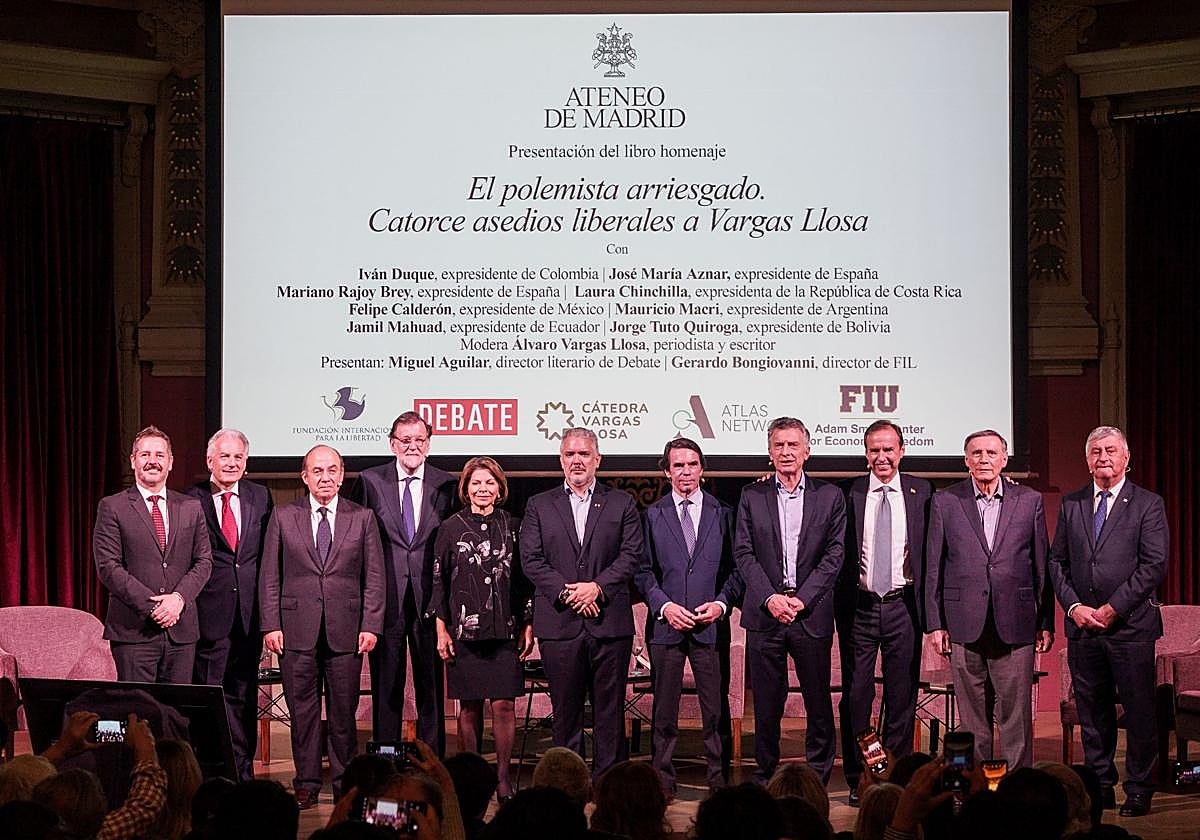 Rajoy, Aznar y varios expresidentes iberoamericanos, en el homenaje de Vargas Llosa.