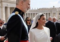 Reina blanca y reina negra en el Vaticano: Letizia y Máxima enseñan sus cartas frente al papa León XIV